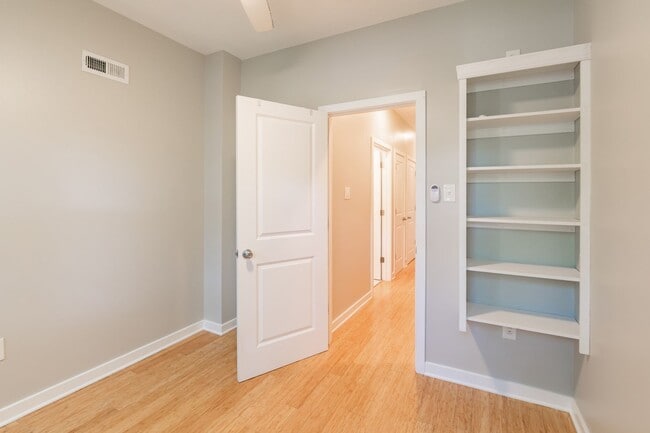 Building Photo - Three Bedroom Graduate Hospital Townhome