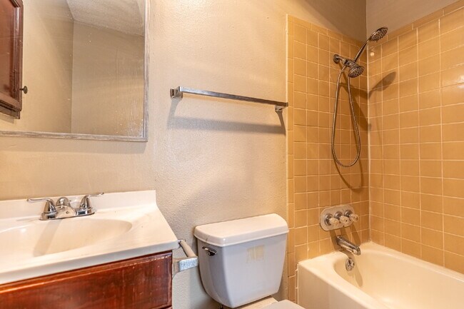 Building Photo - 2943 Keslake St