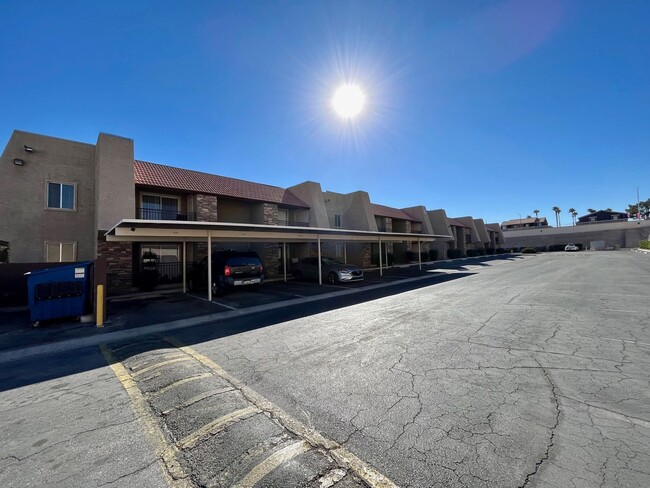 Building Photo - 2 Bedroom Condo in Guard Gated Community