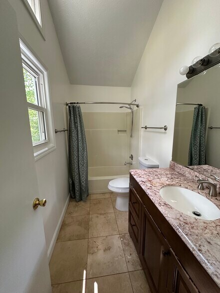 Building Photo - 1733 Christie Dr NE