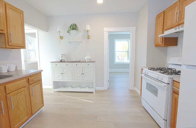 Building Photo - 31 Florence St