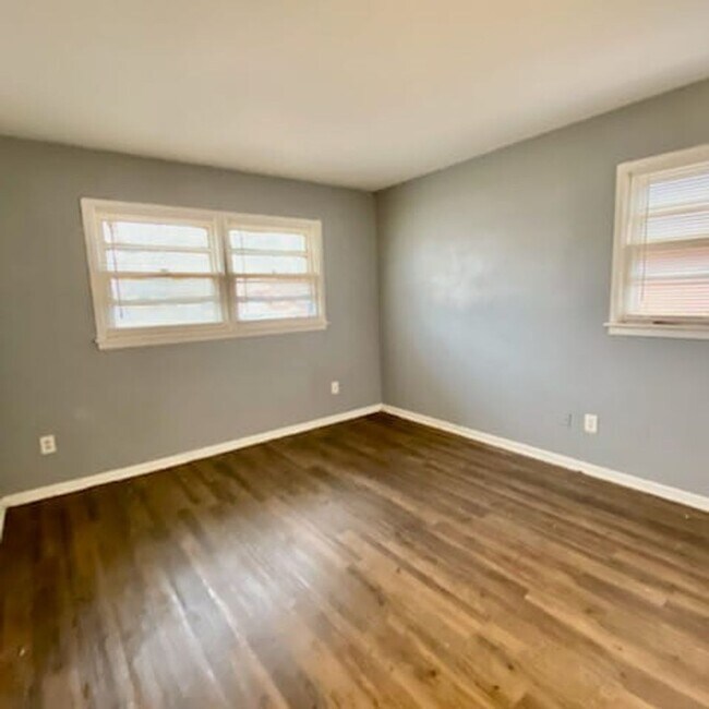 Building Photo - Handyman Special $0 First Month's Rent / “You fix, you SAVE BIG!!” Contact Mayshell for details: ...