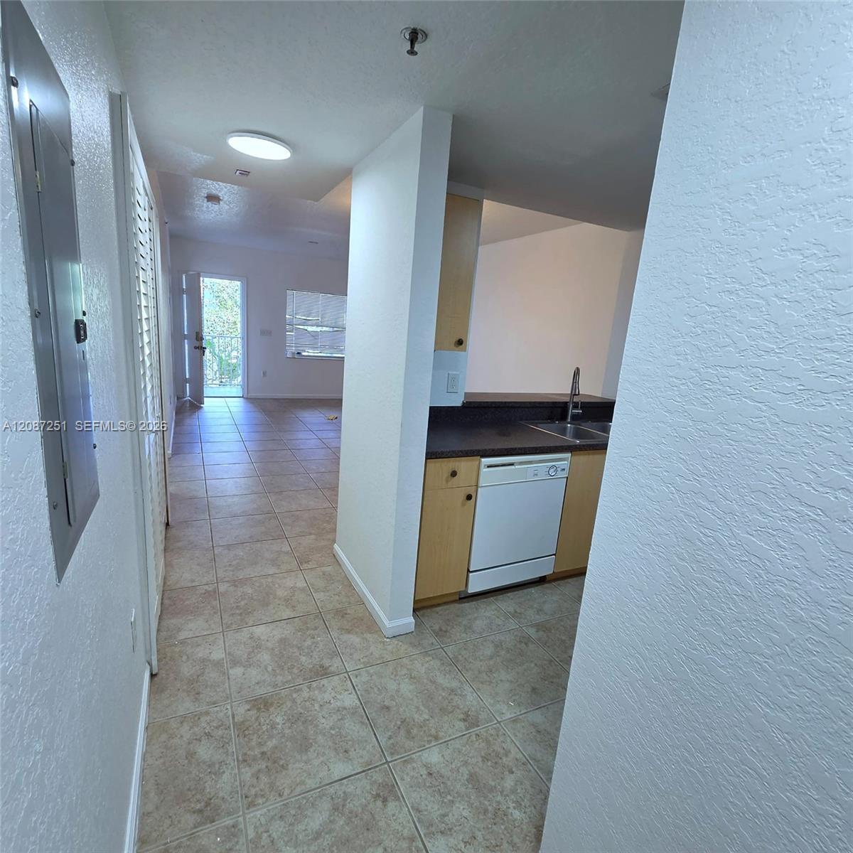 Building Photo - 2901 Riverside Dr