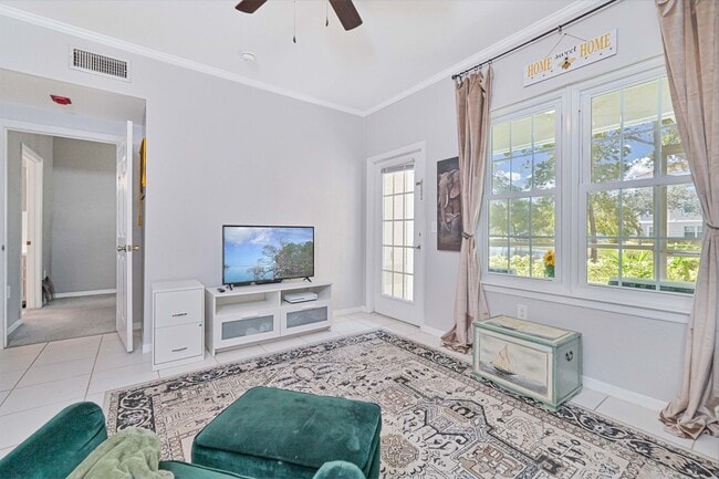 Building Photo - AVAILABLE January 2026 - 1/1 Condo - Acros...