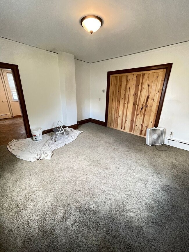 Building Photo - AVAILABLE NOW! 4 Bedroom 1 Bath Home!