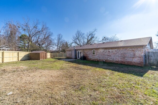 Building Photo - Beautiful 3 Bed, 2 Bath Home with a 2-Car ...