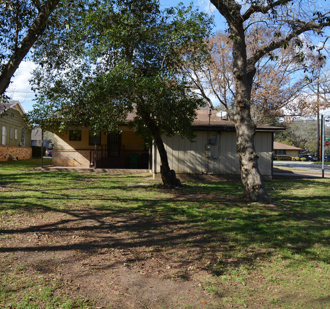 Building Photo - 908 E Stone St