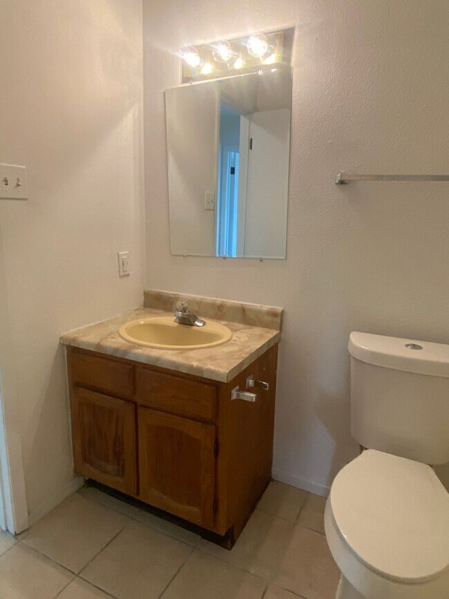 Building Photo - 2 BEDROOM DUPLEX, LAWN CARE AND WATER INCLUDED