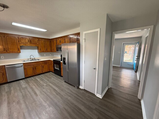 Building Photo - Charming 3 Bedroom, 1.5 Bath Ranch-Style Home