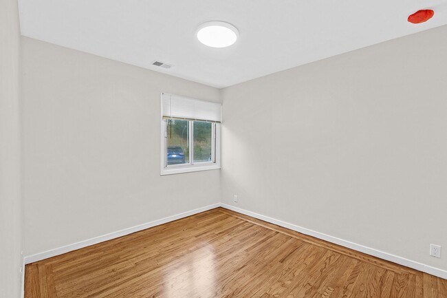 Building Photo - Newly Updated 2/2