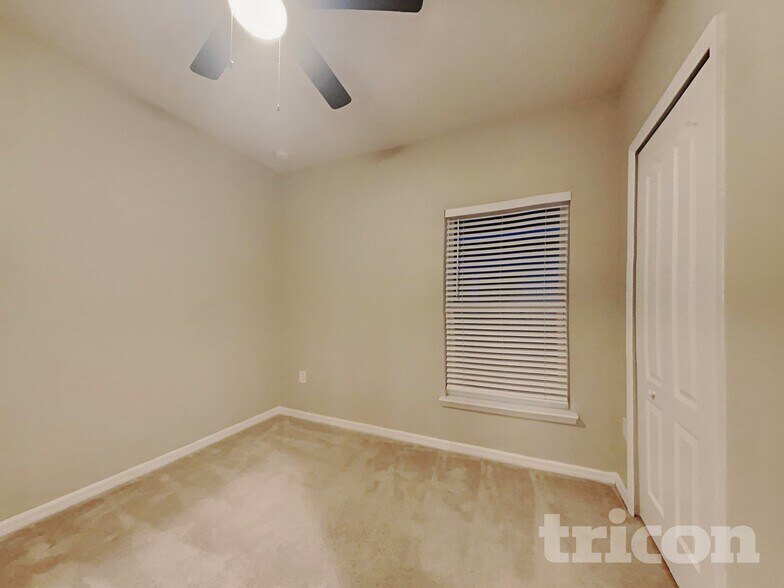 Building Photo - 11120 High Noon Trl