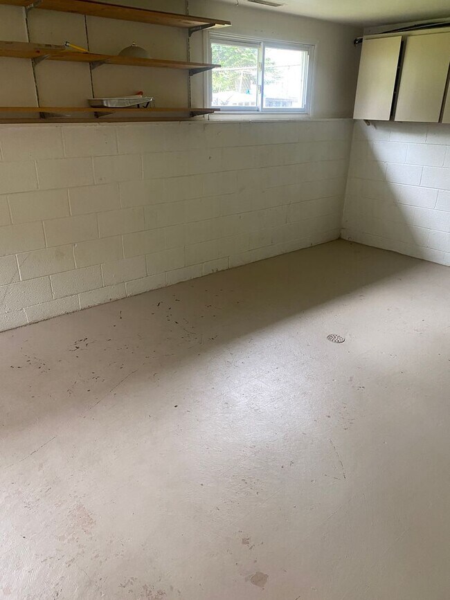 Building Photo - PRICE REDUCED -Newly painted 3 bedroom 1 b...