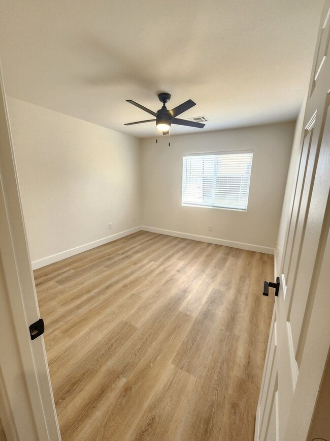 Building Photo - 3 bedroom 2 bathroom close to shops and public transportation