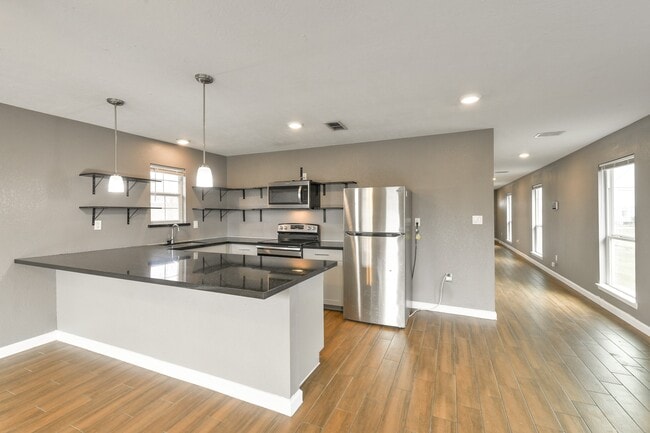 Building Photo - 1210 Airline N