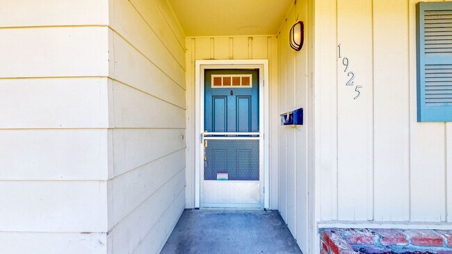 Building Photo - Bright and Newly Refurbished Three bedroom Two bathroom Single Family