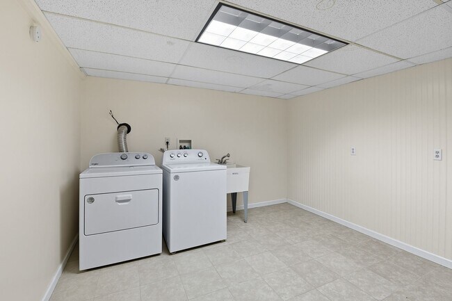 Building Photo - 5Bd/2Ba Bellevue Home