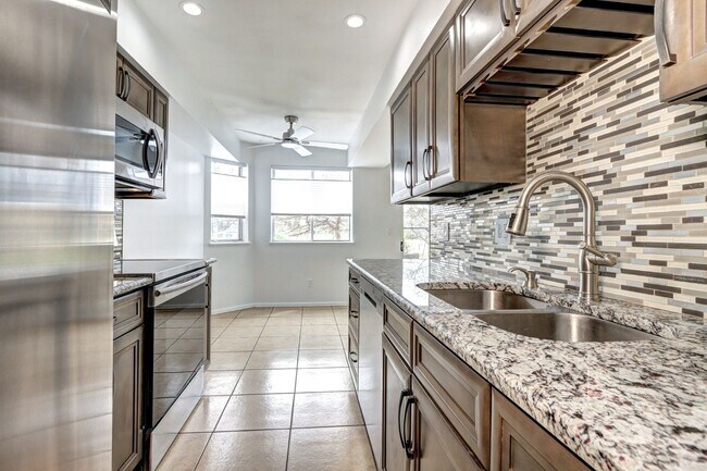Building Photo - 2 bed 1 bath Condo in Victoria Crossing II