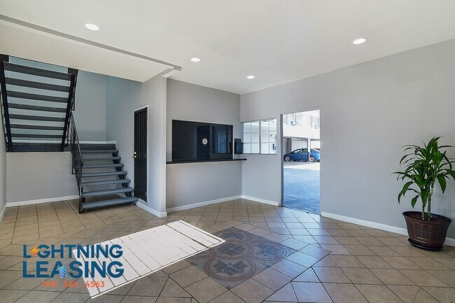 Building Photo - 4902 W Adams Blvd