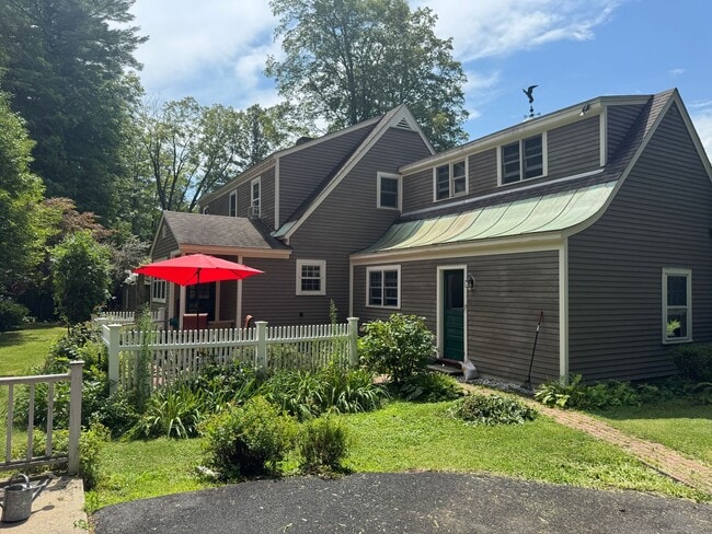 Building Photo - Beautifully Furnished Three Bedroom Home