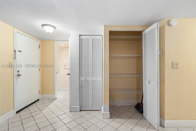 Building Photo - 3710 Inverrary Dr