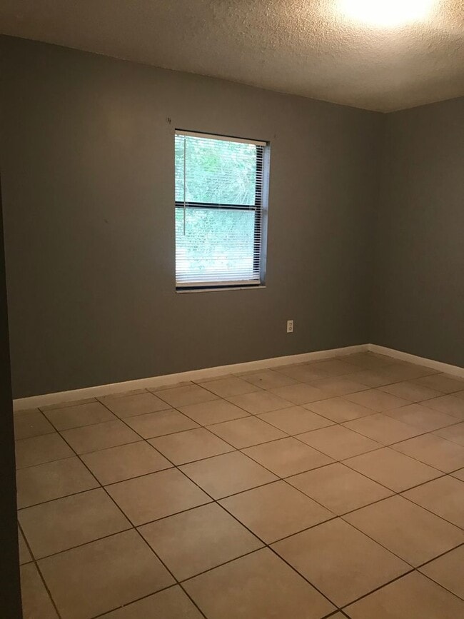 Building Photo - SPACIOUS RANCH STYLE 3 BEDROOM 2 FULL BATH...