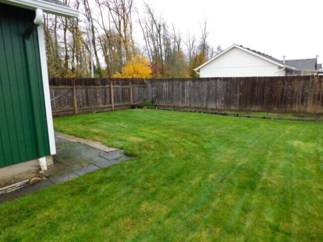 Building Photo - 3Bd/2Ba Single Story Home - Available to View!