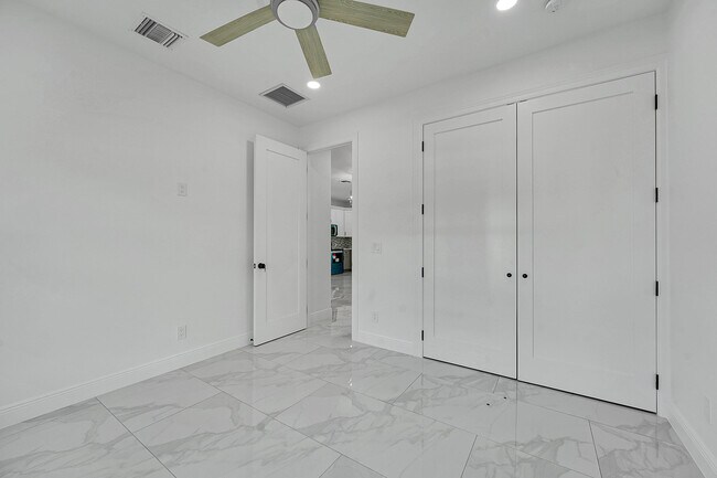 Building Photo - 6607 Deland Ave