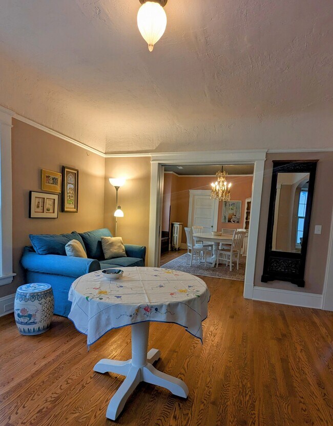 Foyer with sitting area - 7216 W Clinton Ave