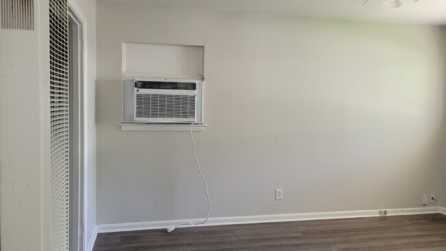 Building Photo - "Charming 3-Bedroom Home in Huntsville wit...