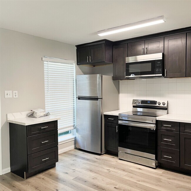 Building Photo - 8718 Victorian Village Dr