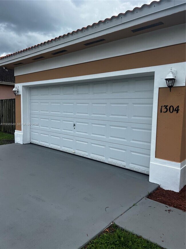 Building Photo - 1304 SE 7th Ct