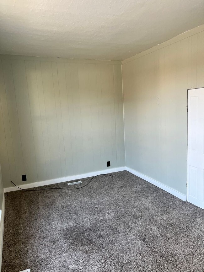 Building Photo - 3 bedroom 1 bath home!