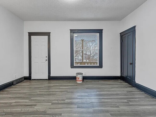Building Photo - 1064 E 78th St
