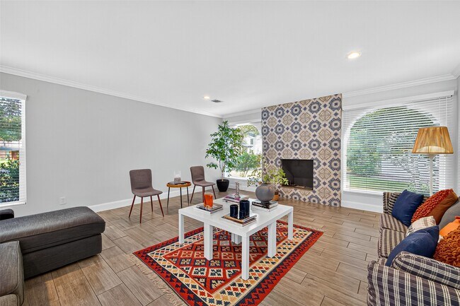 Building Photo - 818 Silvergate Dr
