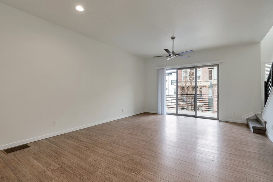 Building Photo - 415 Primrose Ln