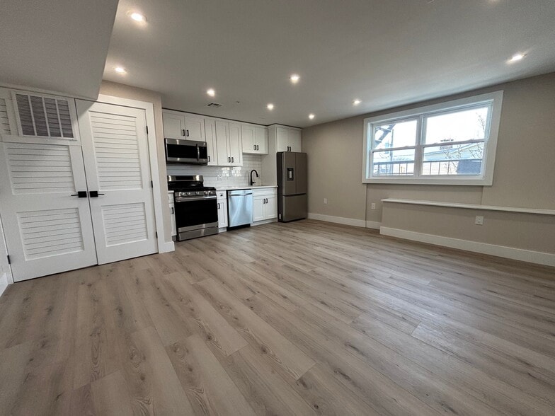 Building Photo - 136 Elm St