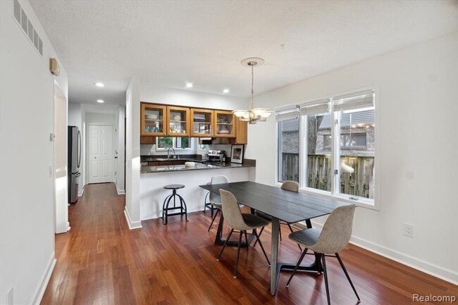 Building Photo - 677 E Lincoln St