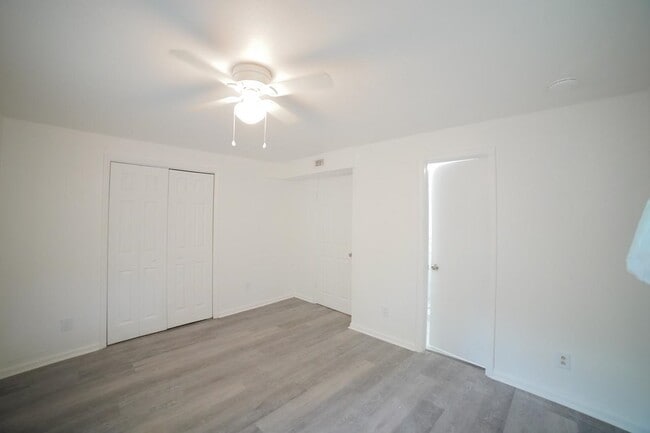 Building Photo - 1118 Louise Dr
