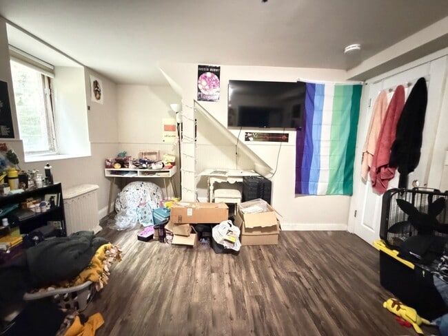 Building Photo - Large 3 Bedroom Open August