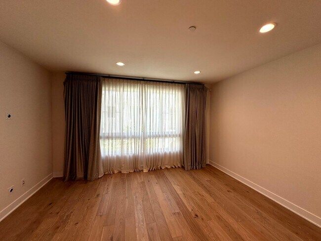 Building Photo - Fantastic 3 Story Townhome - 2 bedrooms - ...