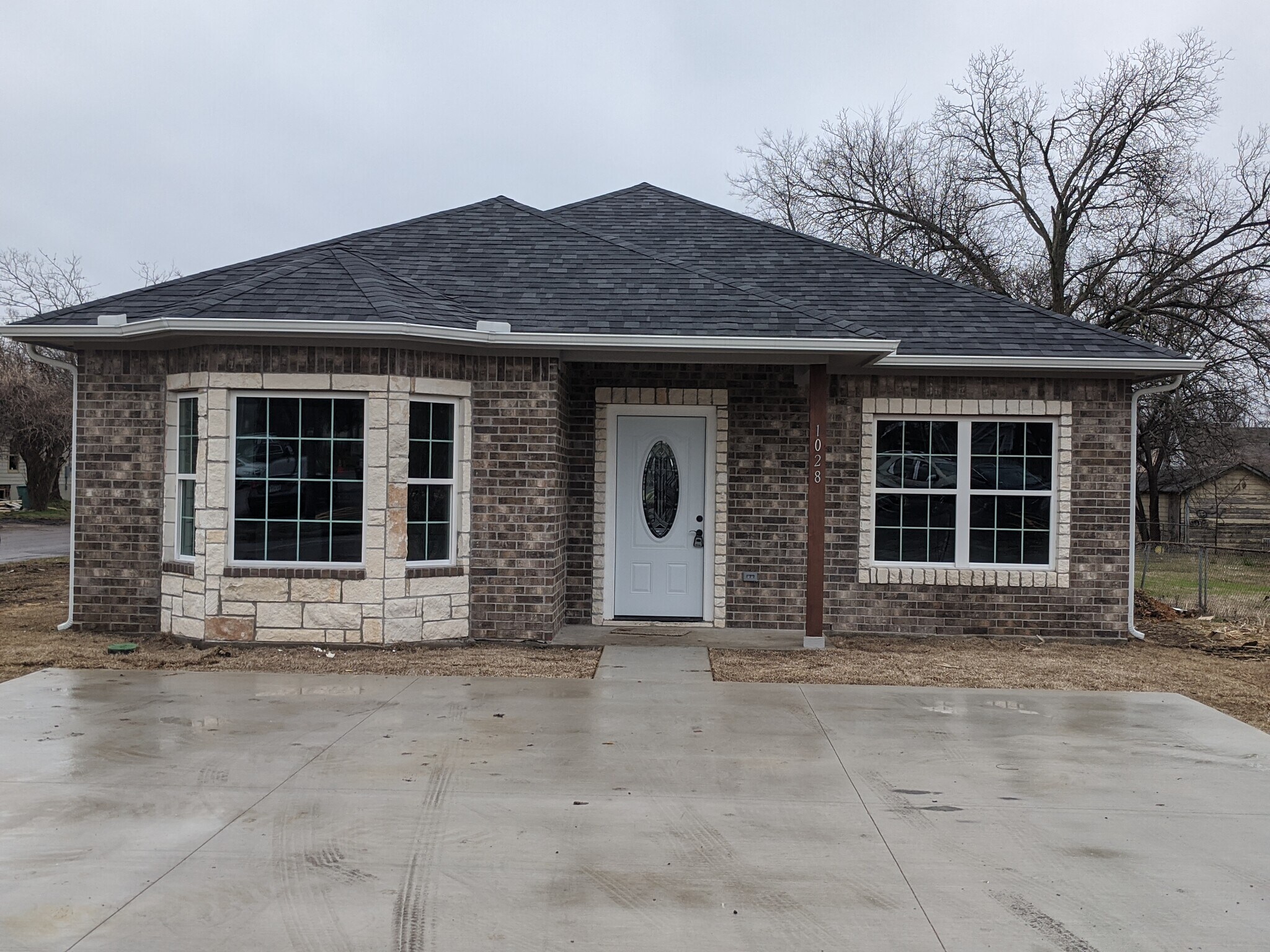 front - 1028 E Houston St