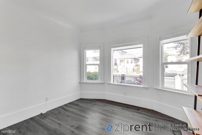 Building Photo - 2 br, 1 bath Triplex - 3827 West St, Oakla...