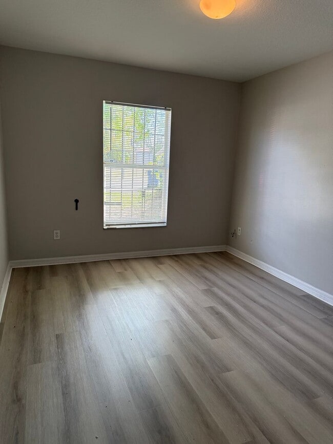 Building Photo - 3 Bed / 1 Bath Unit Available for Rent!