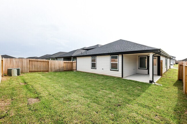 Building Photo - 3027 Lake Crest Dr