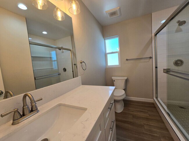 Building Photo - Newly Renovated 2023!! 4BD/2BA