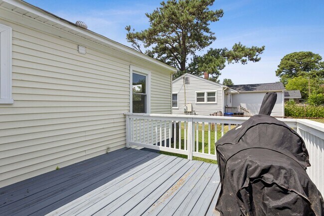 Building Photo - Updated ranch in Portsmouth!