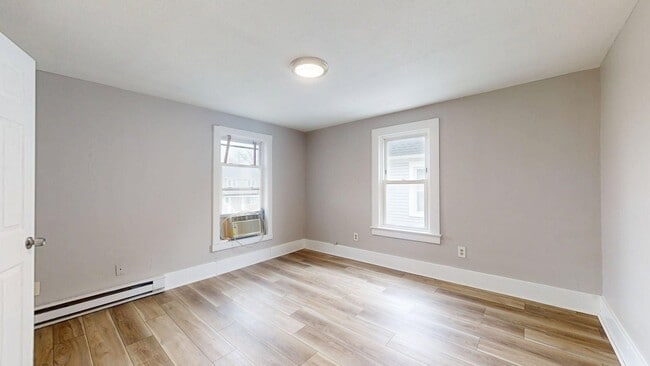 Building Photo - 1031 W.9th St.