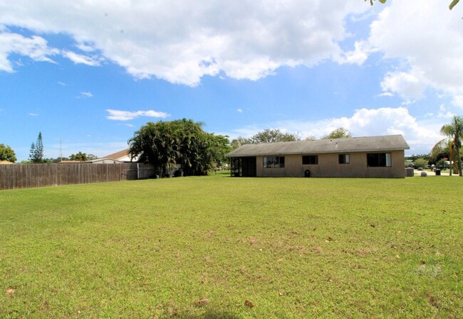 Building Photo - 2058 SE West Dunbrooke Cir