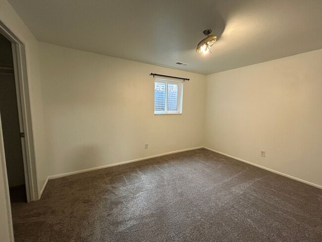 Building Photo - 400 E 4 plex