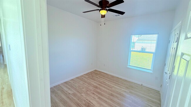 Building Photo - 7014-5914 02